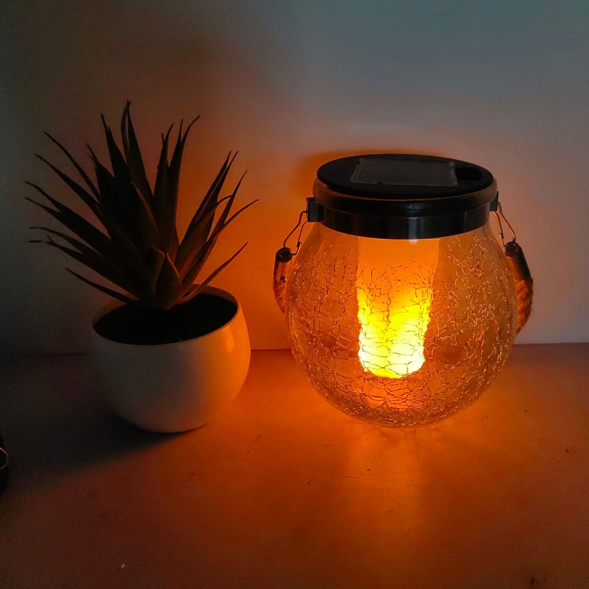 Solar-powered Crack Lamp For Outdoor Courtyards Made Of Glass