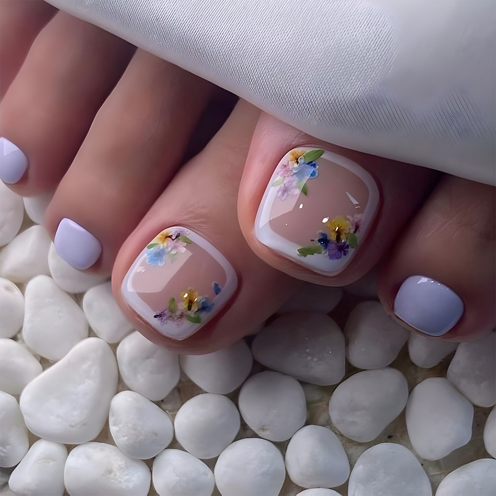 24-piece Short Square Fingernail White-edge French Pressing-style Flower-shaped Fake Nails, Including 1 Tube Of Gel And 1 Nail File. Nail Accessories.